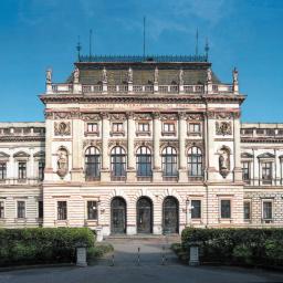 Picture of main building of the university of Graz Austria